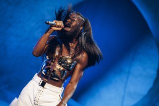 Ouvertement homosexuel et toujours en tenues flamboyantes, Lil Nas X a rapidement détonné dans le monde du rap (archives). KEYSTONE/VALENTIN FLAURAUD